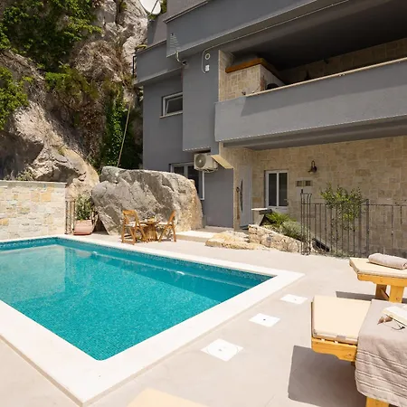 La Montagna - Private Heated Pool Vakantiehuis *