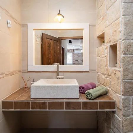 La Montagna - Private Heated Pool 로크바 로고즈니차