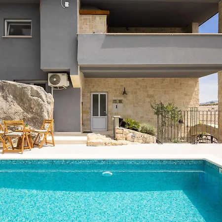 La Montagna - Private Heated Pool 펜션 로크바 로고즈니차